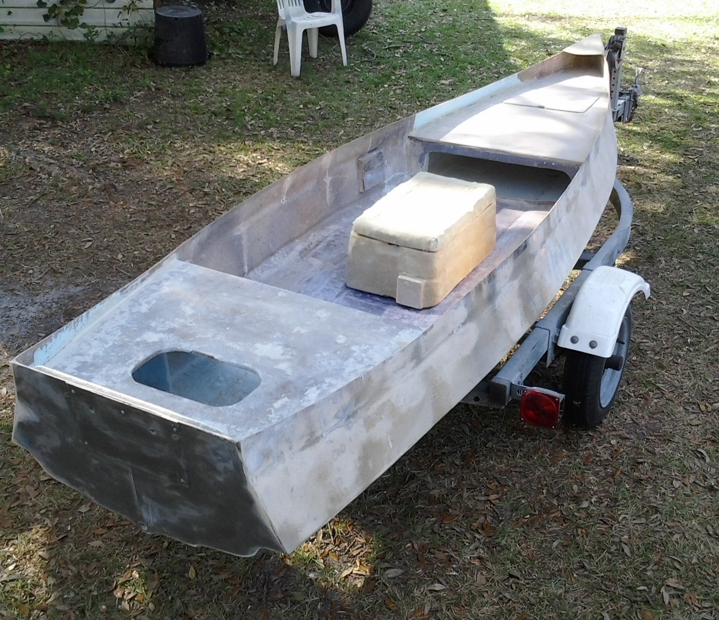 that is a old ice chest,I cut the plastic off. I stll have to put another layer of glass and attach it.
